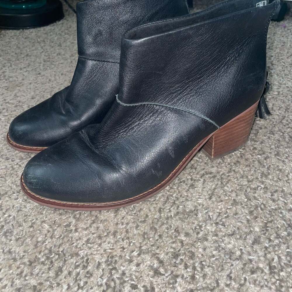 TOMS Leila Black Full Grain Leather Ankle Booties with Rear Tassel Zip Size W7 - Picture 4 of 7